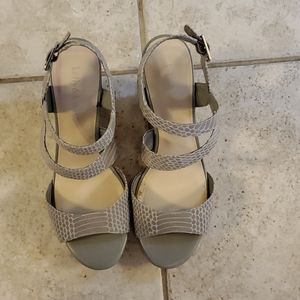 Light weight wedge sandals